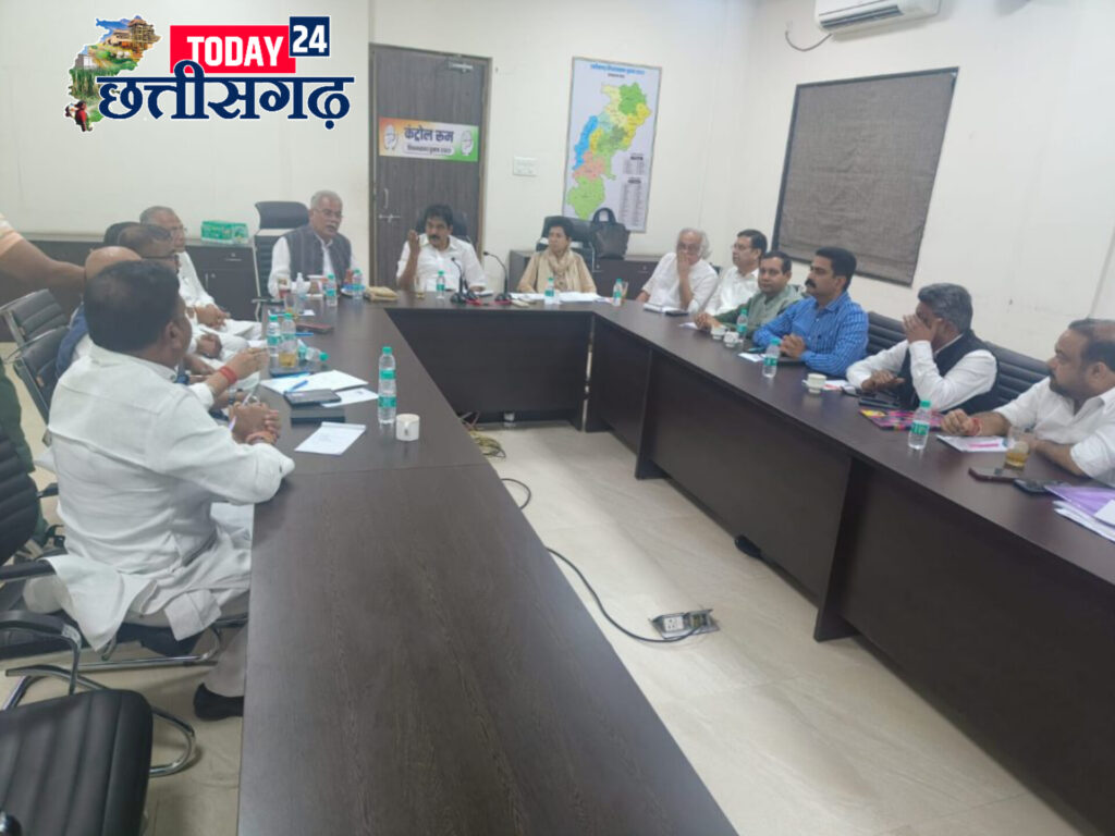 विधानसभा चुनाव को लेकर कांग्रेस की चल रही बड़ी बैठक, राष्ट्रीय महासचिव, प्रदेश प्रभारी शैलजा, सीएम बघेल समेत कई नेता मौजूद 1 InShot 20231101 224741663