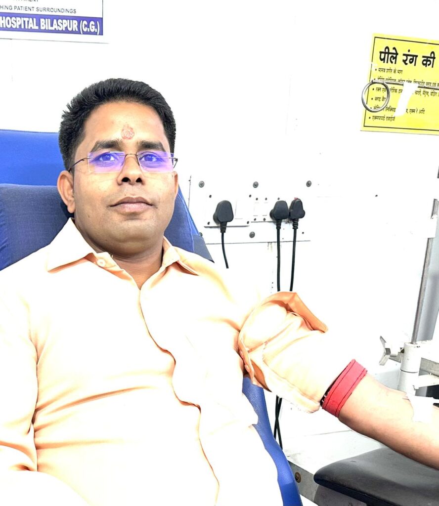 छत्तीसगढ़ जगदलपुर। एसडीएम नंद कुमार चौबे ने किया 32वींबार किया रक्तदान 1 1000864193