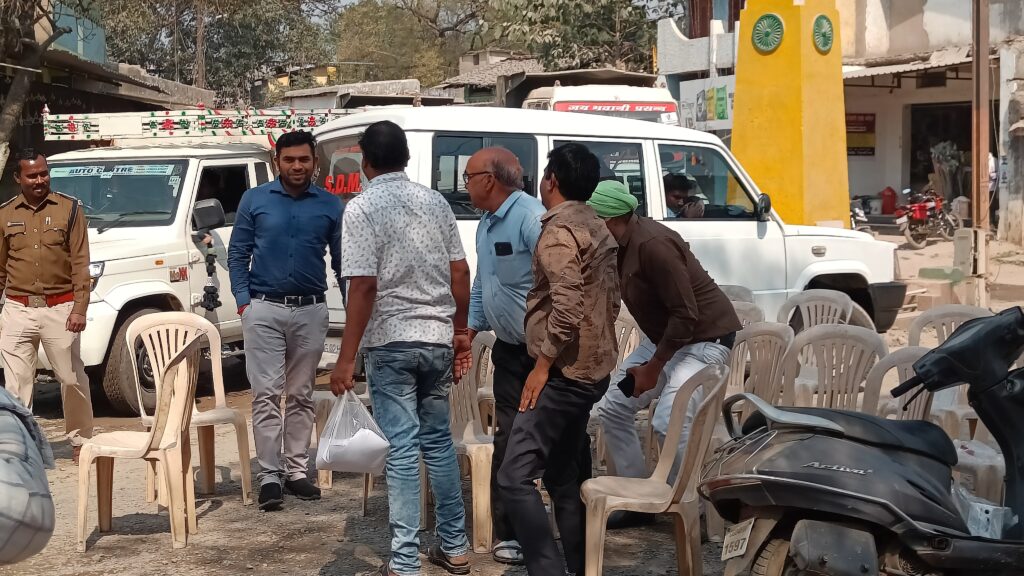 धरमजयगढ़- शहरी क्षेत्र में कपू रोड निर्माण मै चल रहे कछुए की चाल को लेकर चक्का जाम में बैठे स्थानीय नागरिक 2 IMG20240205130351