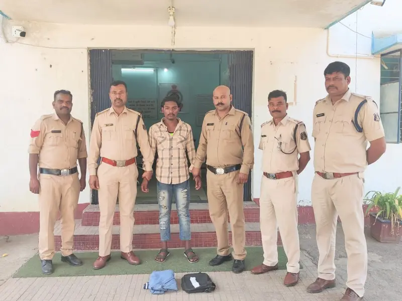 लूटपाट की नियत से पेट्रोल पंप के आफिस में घुसकर पंप के संचालक पर जानलेवा हमला करने वाला हमलावर 24 घंटे में गिरफ्तार…● घरघोड़ा थाना क्षेत्र के गोमती फ्यूल में देर रात घटी थी घटना…● पेट्रोल पंप संचालक पर हमला कर आरोपी आनन-फानन में खाली बैग को रूपयों से भरा समझ उठा ले गया. 2 1000908573