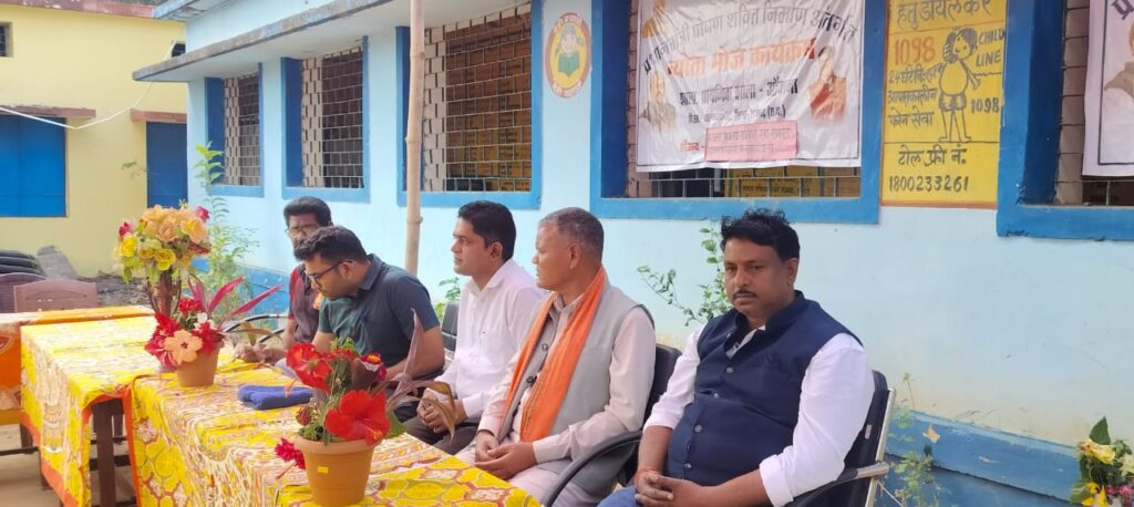 प्राथमिक एवं माध्यमिक शाला ओंगना में न्यौता भोजन का आयोजन* 1 1000917230