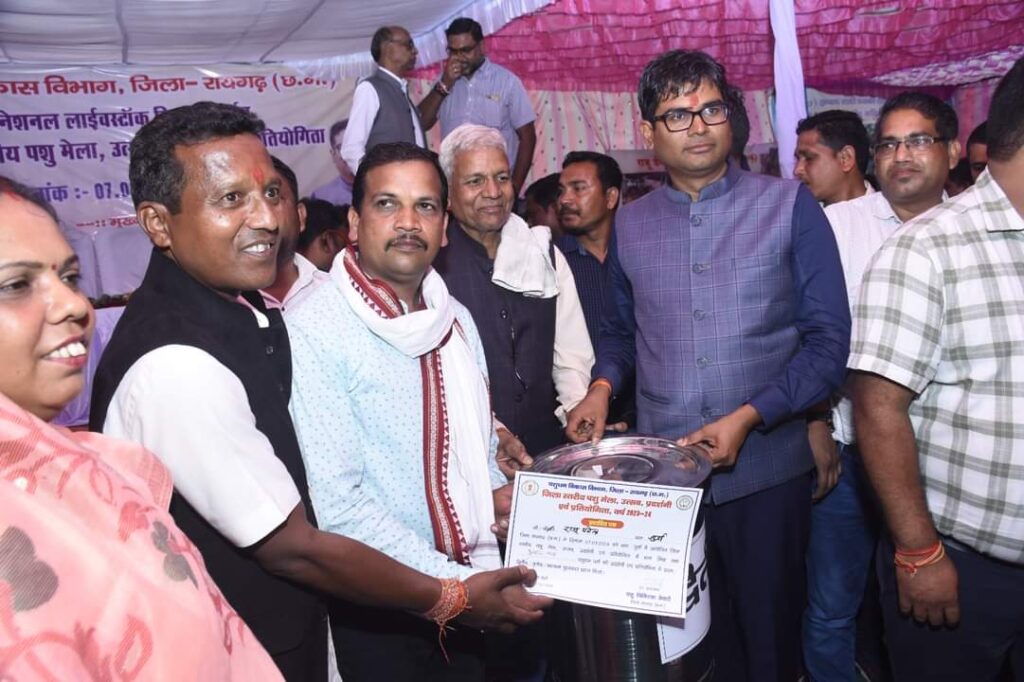 आय में वृद्धि तथा जीवन में बदलाव लाने के लिए एकीकृत कृषि को अपनायें किसान-वित्त मंत्री श्री ओ.पी.चौधरी 3 1000931808