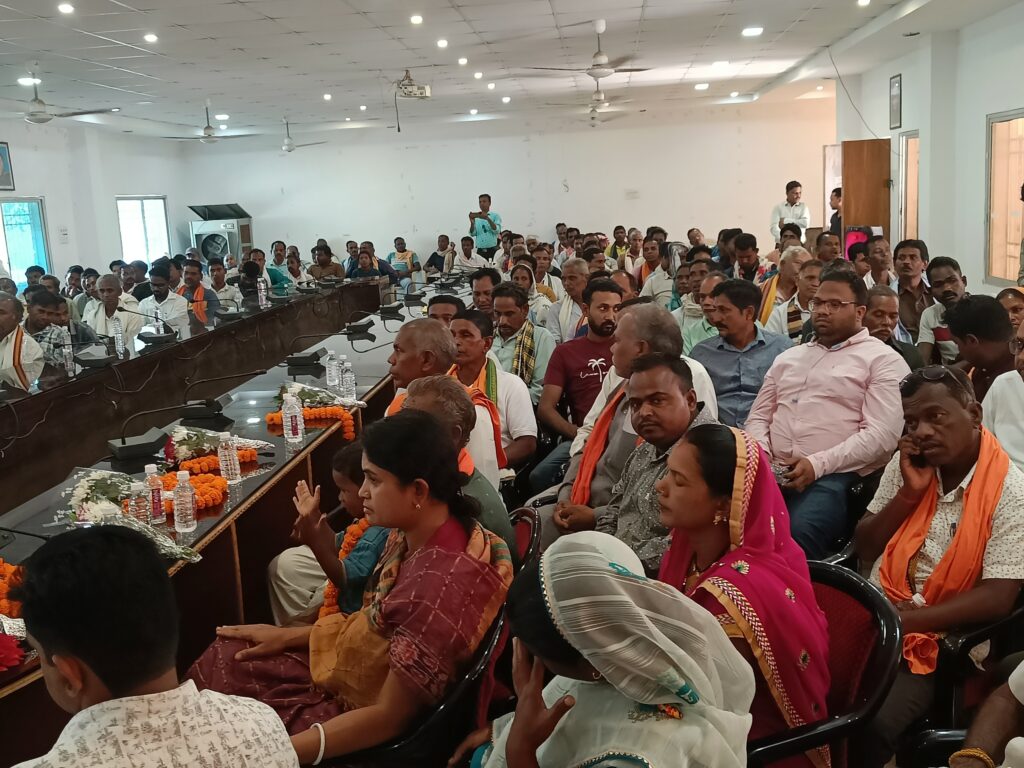 धरमजयगढ़ के जनपद सभाकक्ष में किया गया कृषक उन्नति योजना का आयोजन 3 1000937539