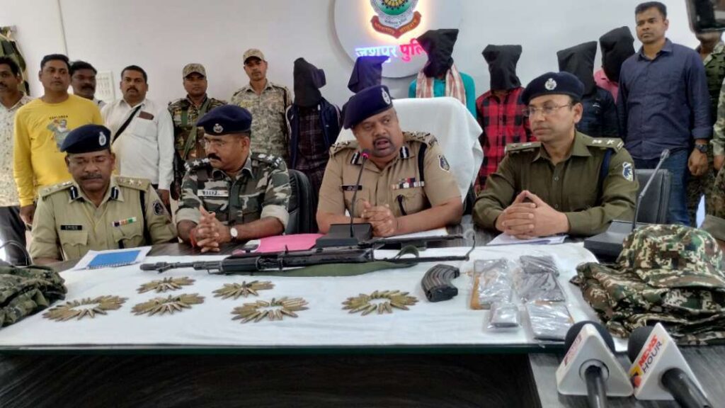 जेजेएमपी का एरिया कमांडर टूनेश लकड़ा,राम लकड़ा सहित अन्य 4 नक्सलीयों को गिरफ्तार करने में जशपुर पुलिस को मिली बड़ी कामयाबी 2 1000940894