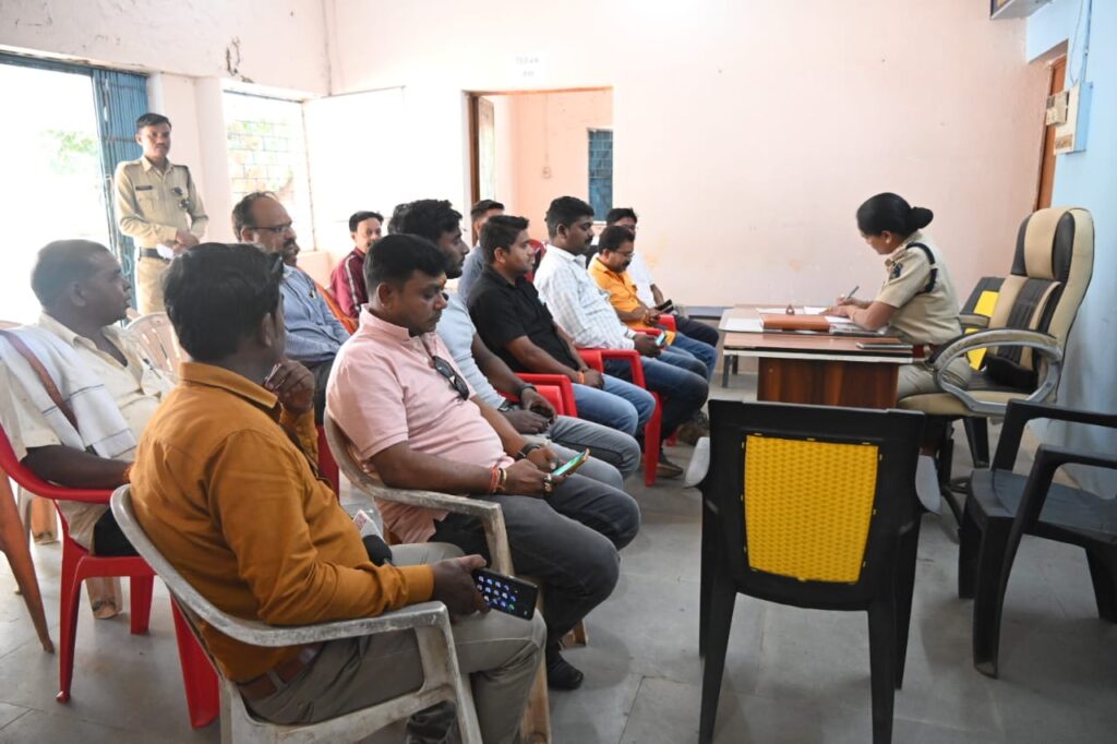 होली पर्व को लेकर शांति समिति की धरमजयगढ़ थाना मैं हुई बैठक गणमान्य नागरिकों के साथ पत्रकार,जनप्रतिनधि भी हुए शामिल 2 1000962366