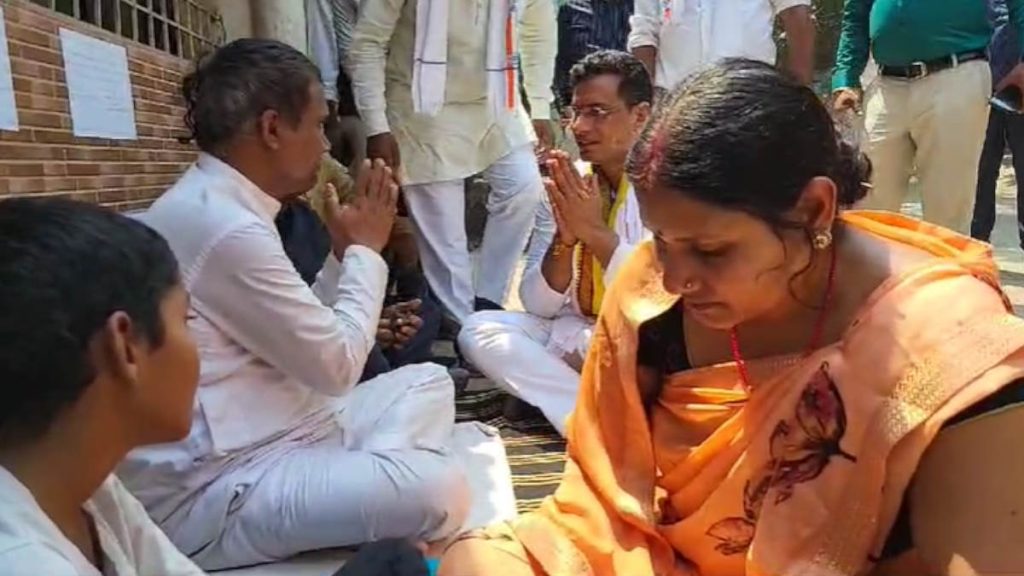 लोकसभा की टिकट मांग रहे कांग्रेस नेता जगदीश कौशिक ने तोड़ा अनशन, पार्टी प्रत्याशी देवेंद्र यादव पिलाया जूस, लोकसभा टिकट की कर रहे थे मांग… 2 1000982350