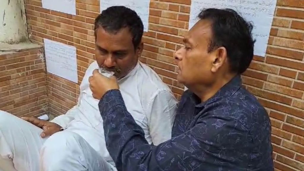 लोकसभा की टिकट मांग रहे कांग्रेस नेता जगदीश कौशिक ने तोड़ा अनशन, पार्टी प्रत्याशी देवेंद्र यादव पिलाया जूस, लोकसभा टिकट की कर रहे थे मांग… 3 1000982354