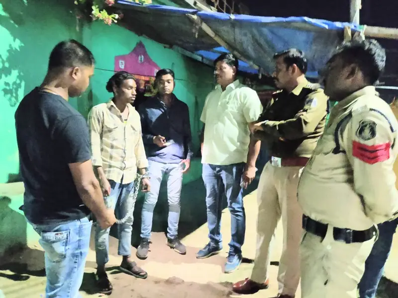 लूटपाट की नियत से पेट्रोल पंप के आफिस में घुसकर पंप के संचालक पर जानलेवा हमला करने वाला हमलावर 24 घंटे में गिरफ्तार…● घरघोड़ा थाना क्षेत्र के गोमती फ्यूल में देर रात घटी थी घटना…● पेट्रोल पंप संचालक पर हमला कर आरोपी आनन-फानन में खाली बैग को रूपयों से भरा समझ उठा ले गया. 3 IMG 20240229 2012552 1024x768 1
