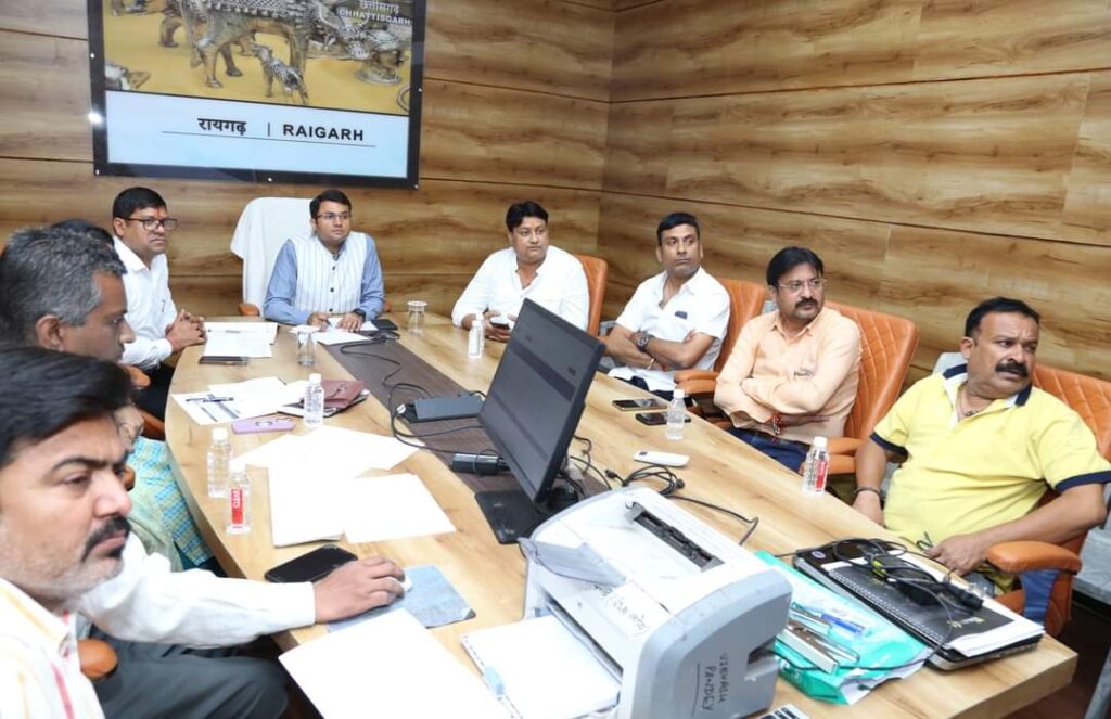 राजनीतिक दलों के प्रतिनिधियों की उपस्थिति में ईवीएम मशीनों का किया गया प्रथम रेण्डमाईजेशन 2 1001011168