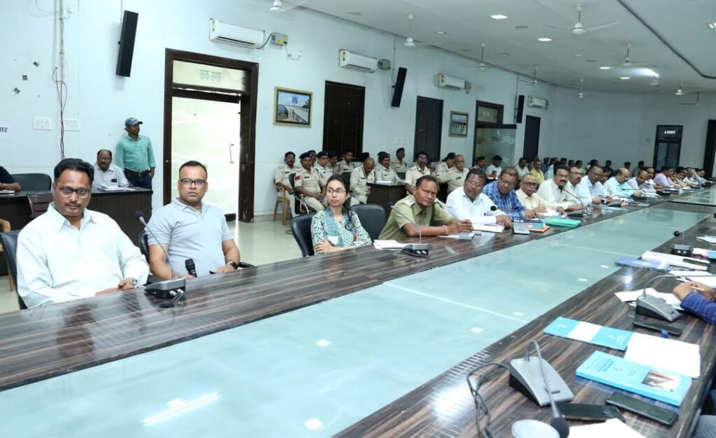 मतदान केन्द्रों के मूलभूत सुविधाओं पर दें ध्यान-कलेक्टर एवं जिला निर्वाचन अधिकारी श्री कार्तिकेया गोयल 4 1001011693