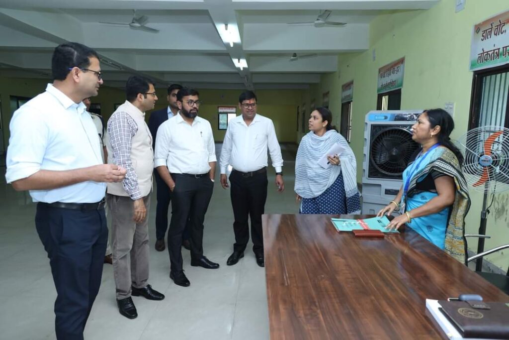 जनरल ऑब्जर्वर डॉ अंशज सिंह एवं पुलिस ऑब्जर्वर श्री मुख्तार मोहसिन ने नियंत्रण कक्ष का किया निरीक्षण 1 1001043261