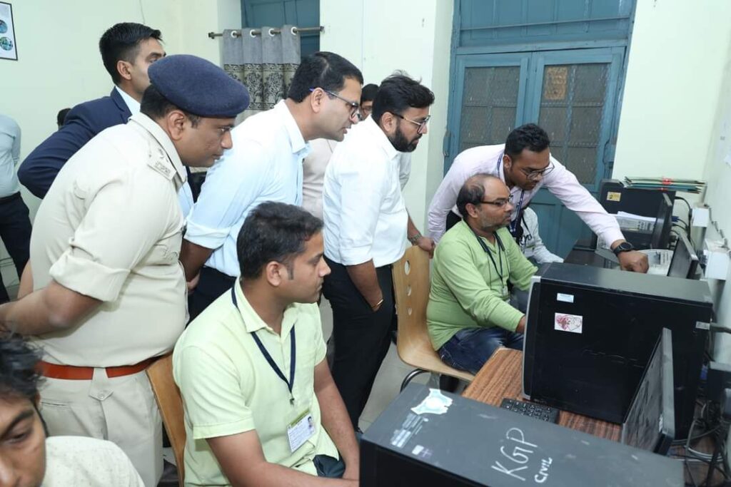 जनरल ऑब्जर्वर डॉ अंशज सिंह एवं पुलिस ऑब्जर्वर श्री मुख्तार मोहसिन ने नियंत्रण कक्ष का किया निरीक्षण 2 1001043262