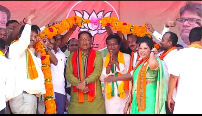 तमनार में आम सभा को संबोधित करने पहुंचे प्रदेश के मुखिया मुख्यमंत्री विष्णु देव साय… 2 1001062075