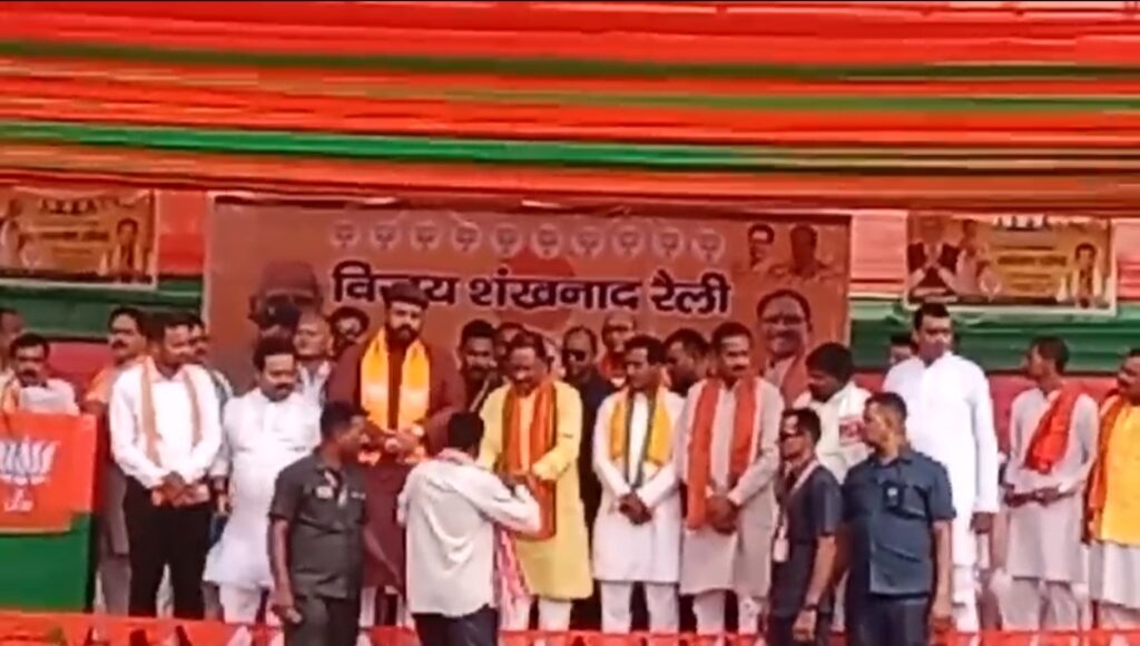 मुख्यमंत्री विष्णु देव साय का कापू में हुआ भव्य स्वागत राजू भैया अमर रहे से गूंजा मंच मुख्यमंत्री ने भाजपा के लोकसभा प्रत्याशी के पक्ष में मांगा वोट 2 1001067382