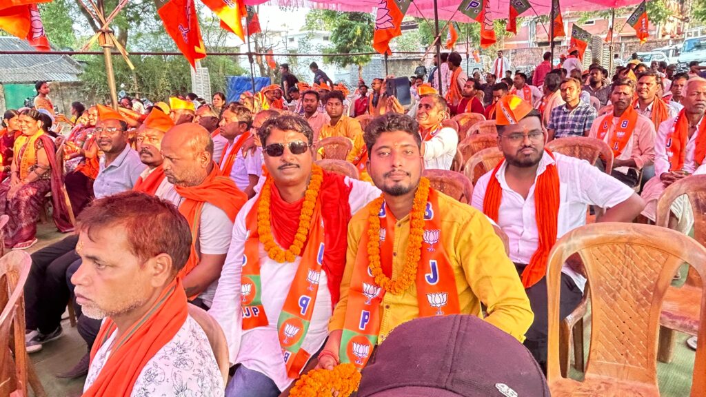 भाजपा प्रत्याशी राधेश्याम राठिया का धर्मजयगढ़ नगर मैं कर्मा नृत्य के साथ हुआ भव्य स्वागत 1 1001067660
