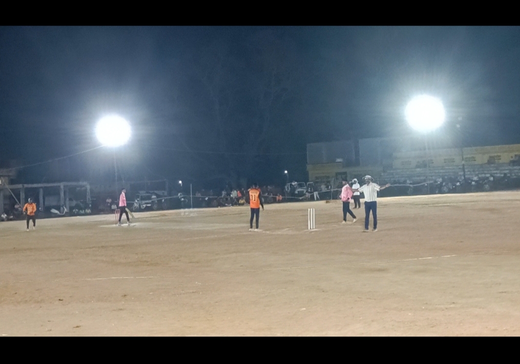 धर्मजयगढ़ मैं हो रहे रात्रिकालीन 8a साईड क्रिकेट मैच प्रतियोगिता के फाइनल मैं दुदुंगजोर की टीम हुई विजई 2 1001068480