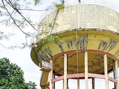 भीषण गर्मी के बीच लोगो को नहीं मिल रहा पानी ,मोहल्ले मैं मचा हाहाकार करोड़ों रुपया खर्च होने के बाद भी p.h.e. विभाग का वॉटर ट्रीटमेंट प्लांट पड़ा अधूरा 1 1001072235