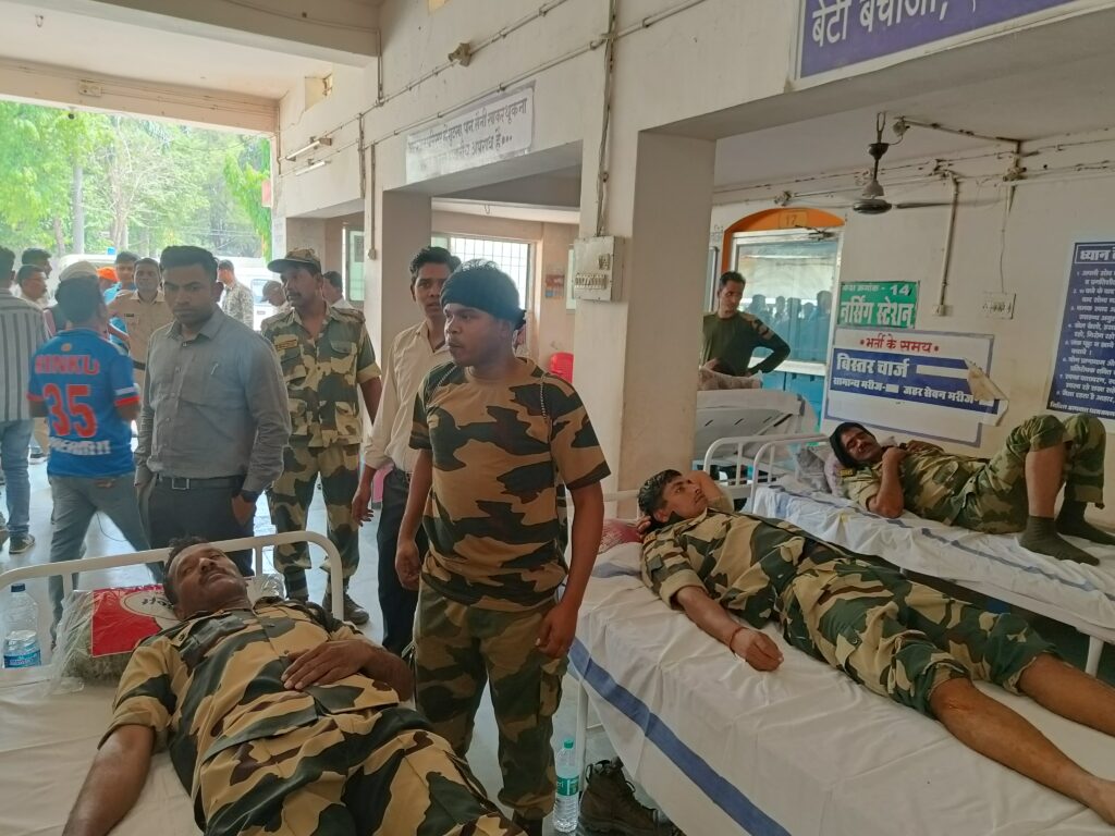 धर्मजयगढ़ जवानों के बस एक्सीडेंट का मामला गंभीर रूप से घायल जवानों को किया गया रायगढ़ रेफर मौके पर धर्मजयगढ़ एसडीएम डिगेस पटेल व एसडीओपी सिद्धांत तिवारी मौजूद 1 1001081774