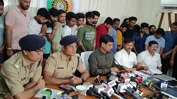 छत्तीसगढ़ राज्य की IPL सट्टे पर अब तक की सबसे बड़ी कार्रवाई पुणे, महाराष्ट्र से 26 सटोरिये गिरफ्तार 2 1001084711