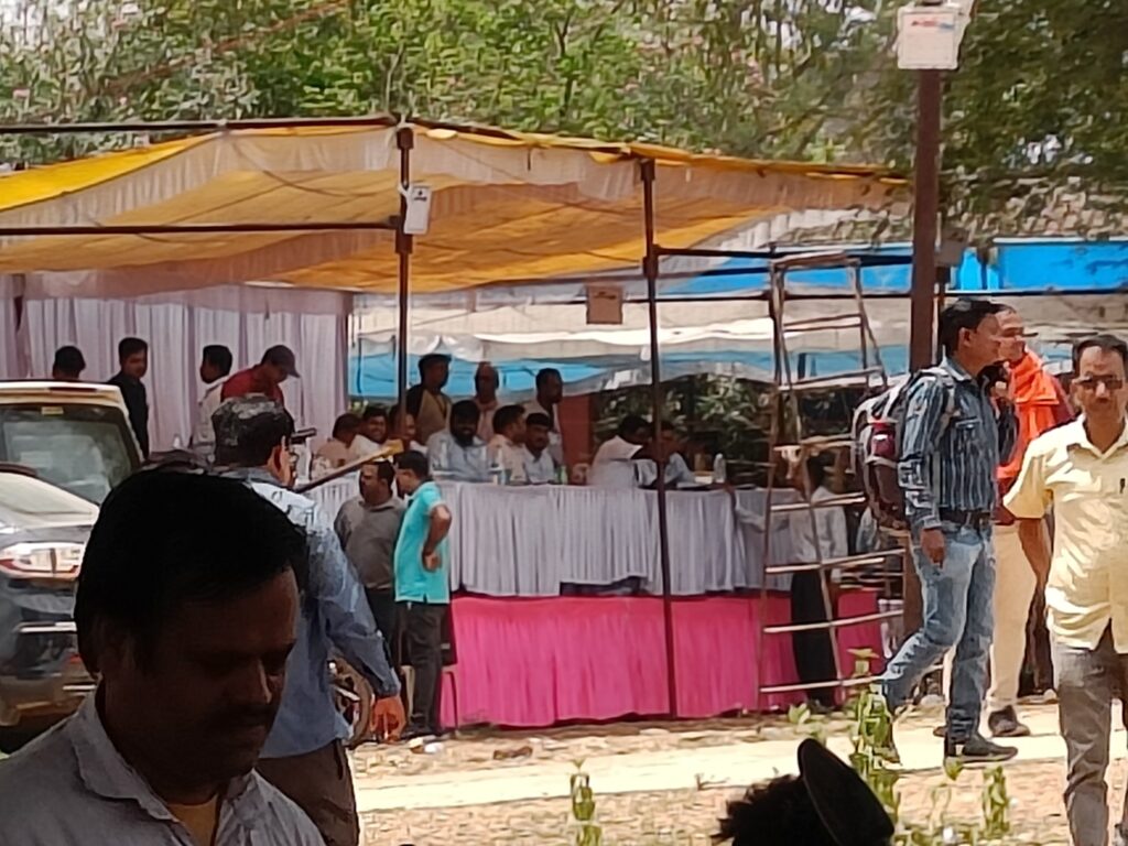 धरमजयगढ़ विधानसभा के 281 मतदान केंद्रों हेतु डाइट से किया गया सामग्रियों का वितरण 1 1001089614