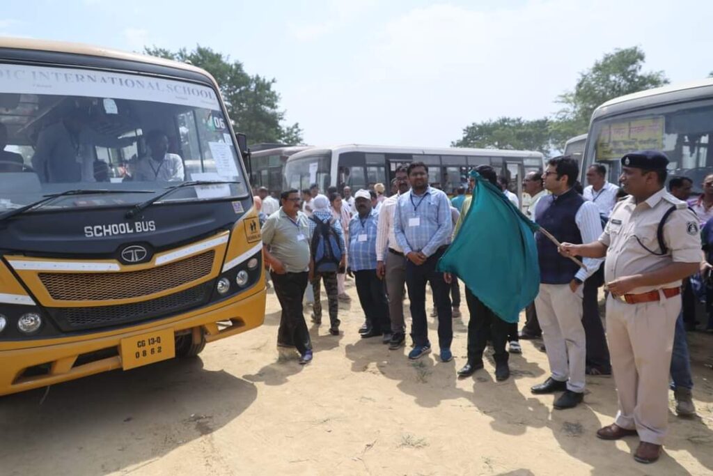 कलेक्टर व एसपी ने शुभकामनाओं के साथ मतदान दलों को किया रवाना 1 1001091481
