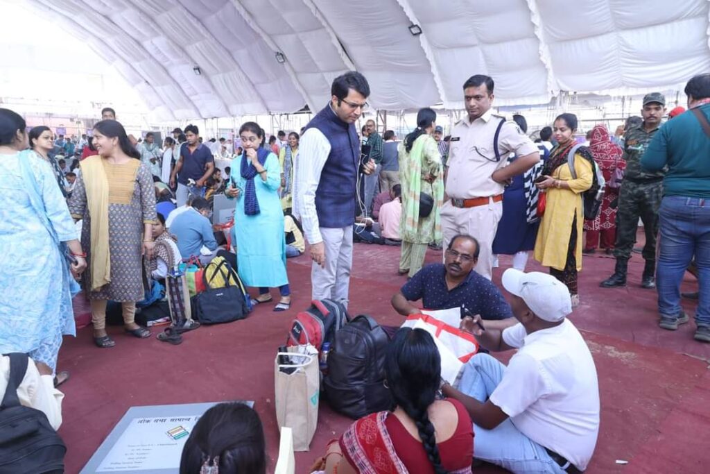 कलेक्टर व एसपी ने शुभकामनाओं के साथ मतदान दलों को किया रवाना 6 1001091482