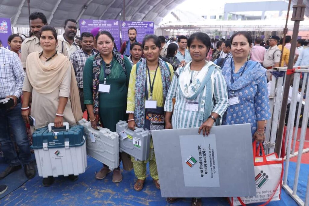 कलेक्टर व एसपी ने शुभकामनाओं के साथ मतदान दलों को किया रवाना 5 1001091483
