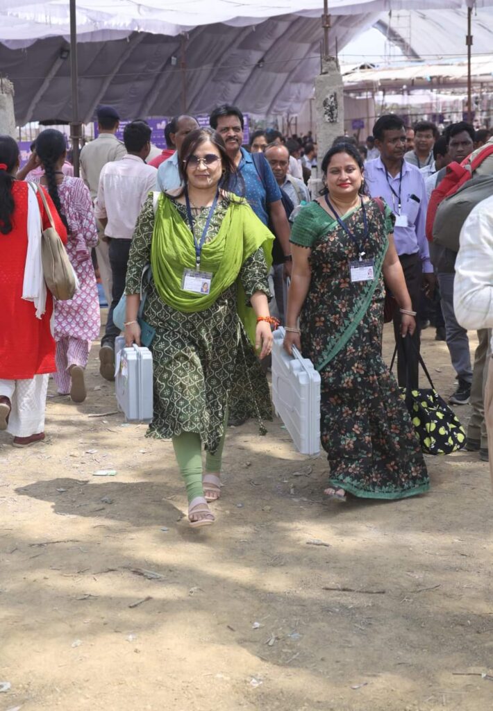 कलेक्टर व एसपी ने शुभकामनाओं के साथ मतदान दलों को किया रवाना 4 1001091484