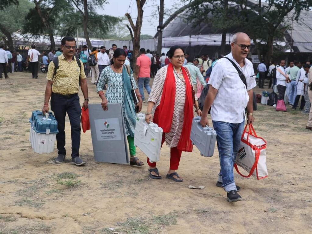 कलेक्टर व एसपी ने शुभकामनाओं के साथ मतदान दलों को किया रवाना 3 1001091485