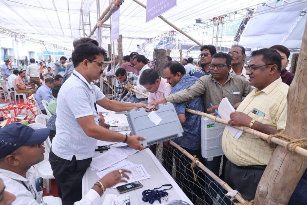 कलेक्टर व एसपी ने शुभकामनाओं के साथ मतदान दलों को किया रवाना 2 1001091486