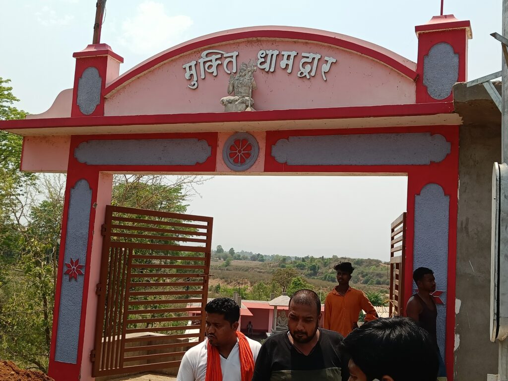 तटबंद न बनने से धरमजयगढ़ मुक्तिधाम का अस्तित्व खतरे में स्थानीय नागरिक जल्द निर्माण करवाने प्रशासन से लगा रहे गुहार। 1 1001095751