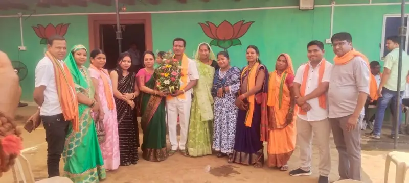 राधेश्याम राठिया ने अपना 53 वा जन्मदिवस कार्यकर्ताओं के साथ बड़े धूमधाम से मनाया 3 1001107178 1