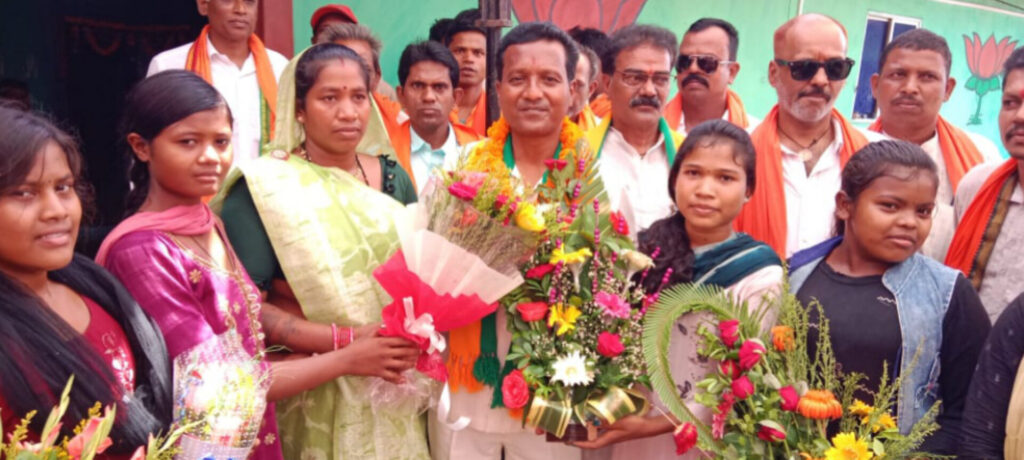 राधेश्याम राठिया ने अपना 53 वा जन्मदिवस कार्यकर्ताओं के साथ बड़े धूमधाम से मनाया 1 1001107191