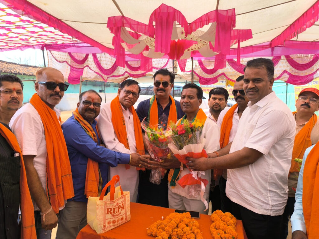 राधेश्याम राठिया ने अपना 53 वा जन्मदिवस कार्यकर्ताओं के साथ बड़े धूमधाम से मनाया 4 1001107198