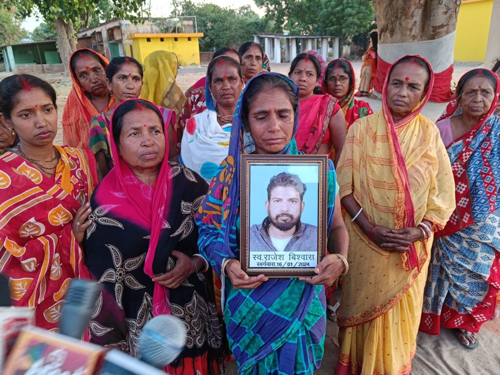 बड़ी खबर : राजेश हत्याकांड के आरोपियों को जमानत ना मिले इसके लिए समाज के लोग हुए एकत्र, बंग समाज पीड़ित परिवार के साथ खड़ा-----आशीष विश्वास 1 1001123677