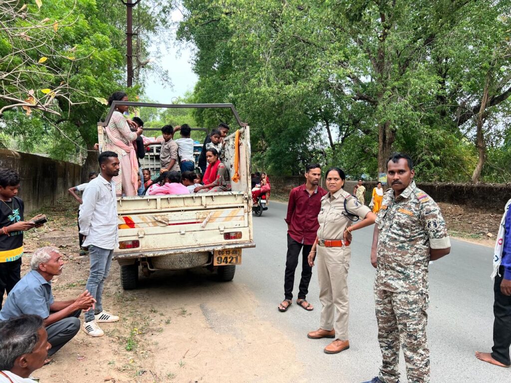 रायगढ़ में मालवाहक वाहनों पर यात्री परिवहन कर रहे 89 वाहन चालकों पर पुलिस ने की कार्रवाई 1 1001140549