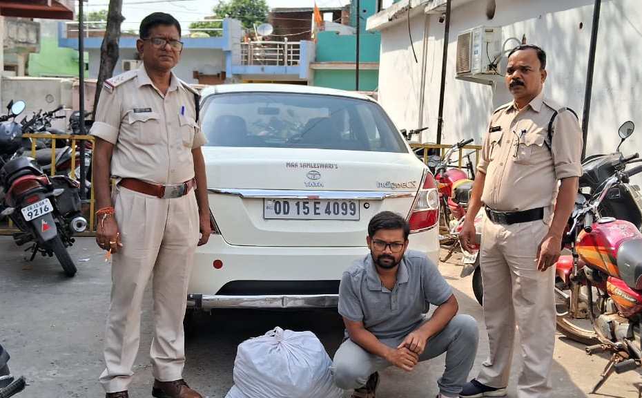 कार में 6 किलो गांजा रखकर छातामुडा रोड में ग्राहक का इंतजार कर रहा गांजा तस्कर गिरफ्तार 2 1001151436