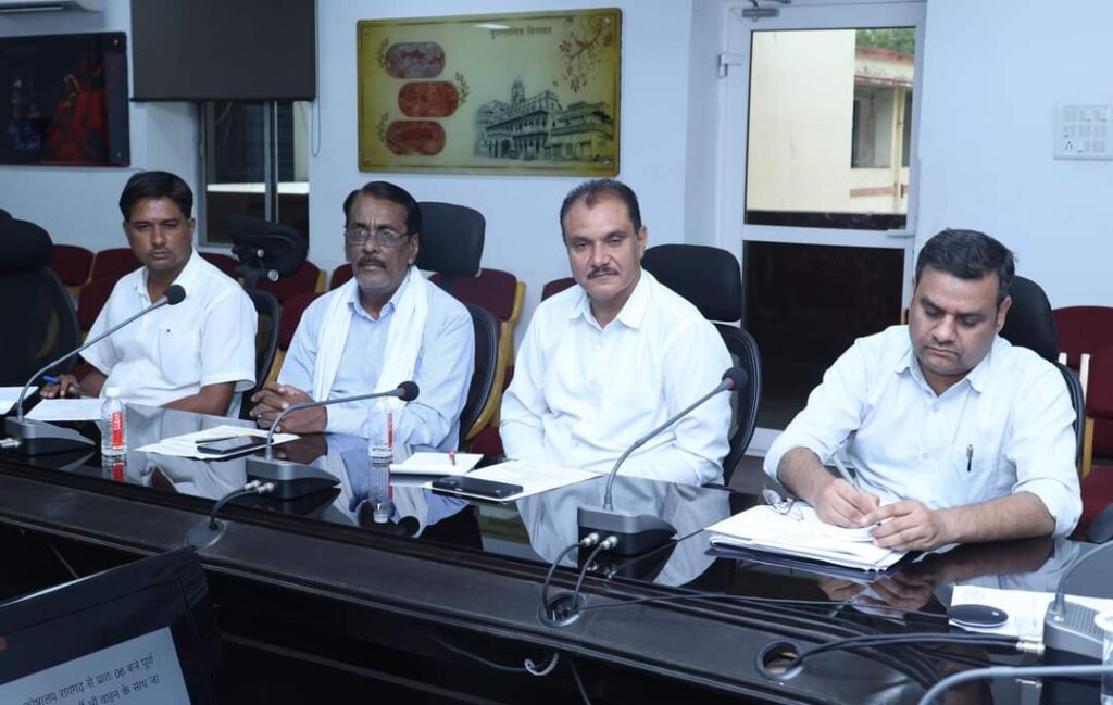 कलेक्टर श्री कार्तिकेया गोयल ने राजनीतिक दलों के प्रतिनिधियों की ली बैठक 2 1001160924