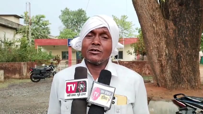 किसान के जमीन पर जबरन कब्जा कर हो रहा मकान निर्माण, शिकायत करने थाना पहुंचा जमीन मालिक! 2 1001168573