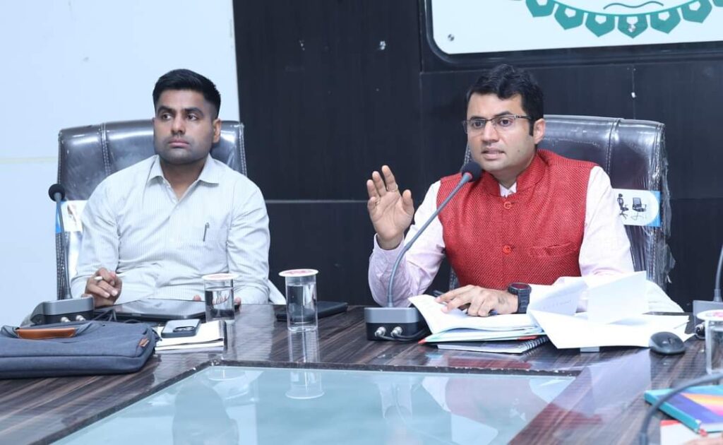 शिक्षा के अधिकार के तहत प्रवेशित एवं शाला त्यागी बच्चों की करें मॉनिटरिंग-कलेक्टर श्री कार्तिकेया गोयल 1 1001182104