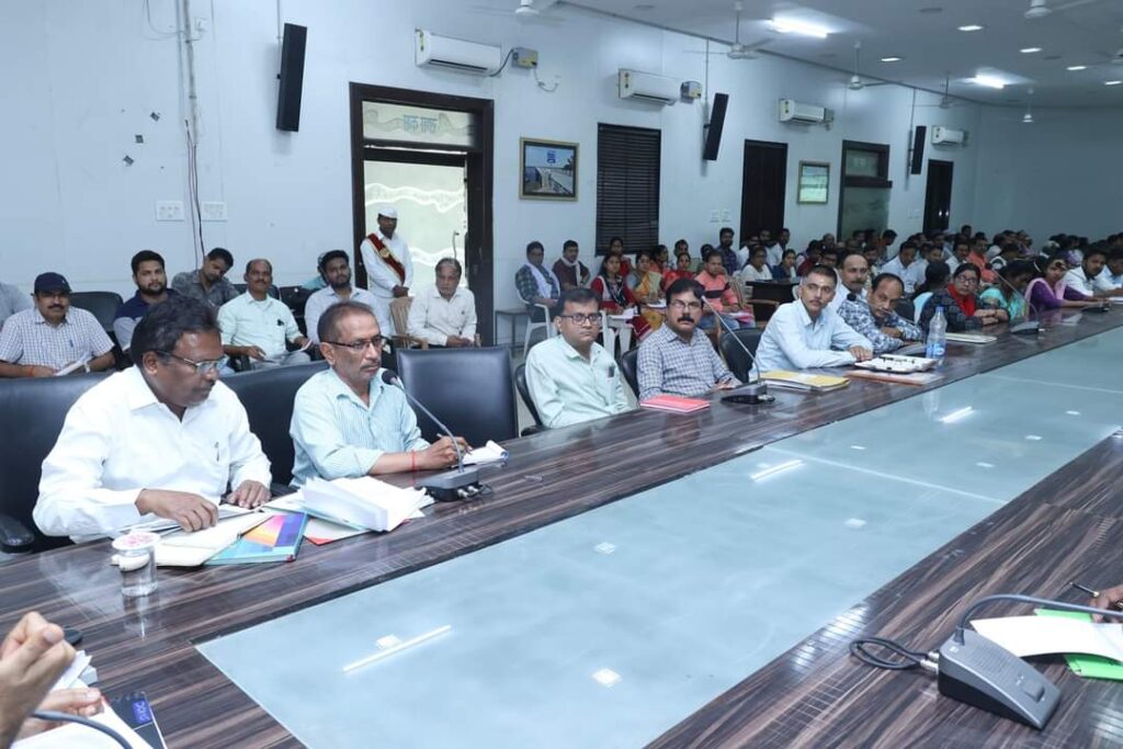 शिक्षा के अधिकार के तहत प्रवेशित एवं शाला त्यागी बच्चों की करें मॉनिटरिंग-कलेक्टर श्री कार्तिकेया गोयल 3 1001182105
