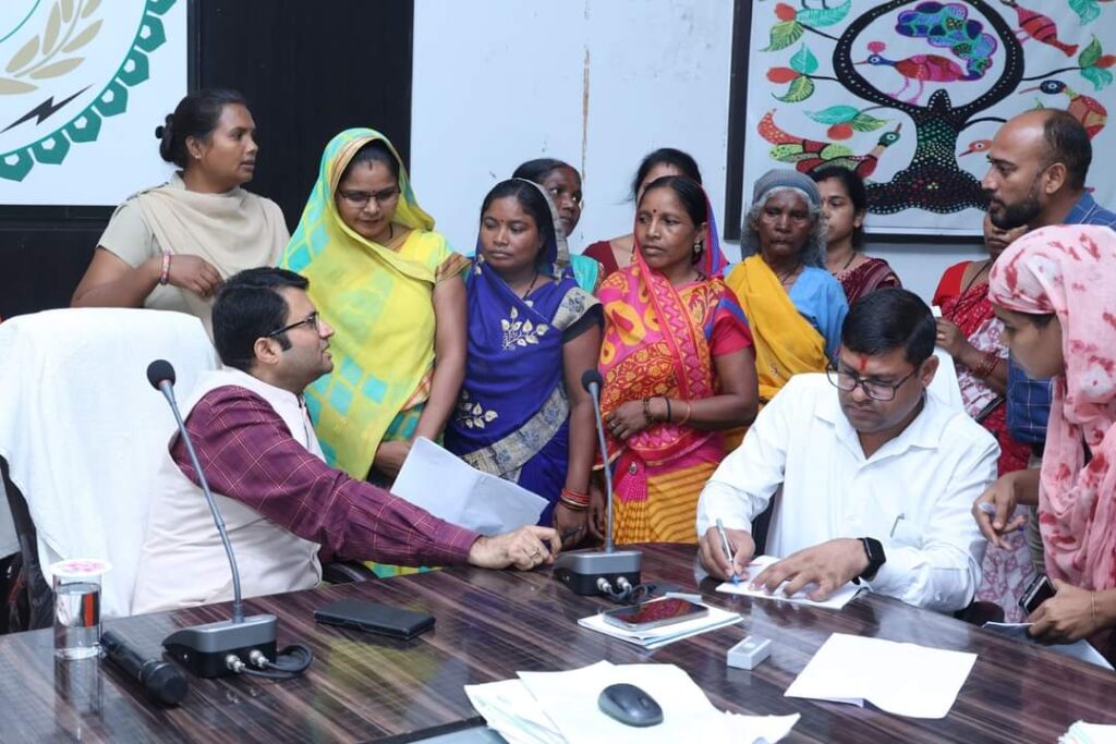 कलेक्टर जनदर्शन पुन: प्रारंभ, जिले के विभिन्न क्षेत्रों से पहुंचे जनसामान्य 4 1001194326