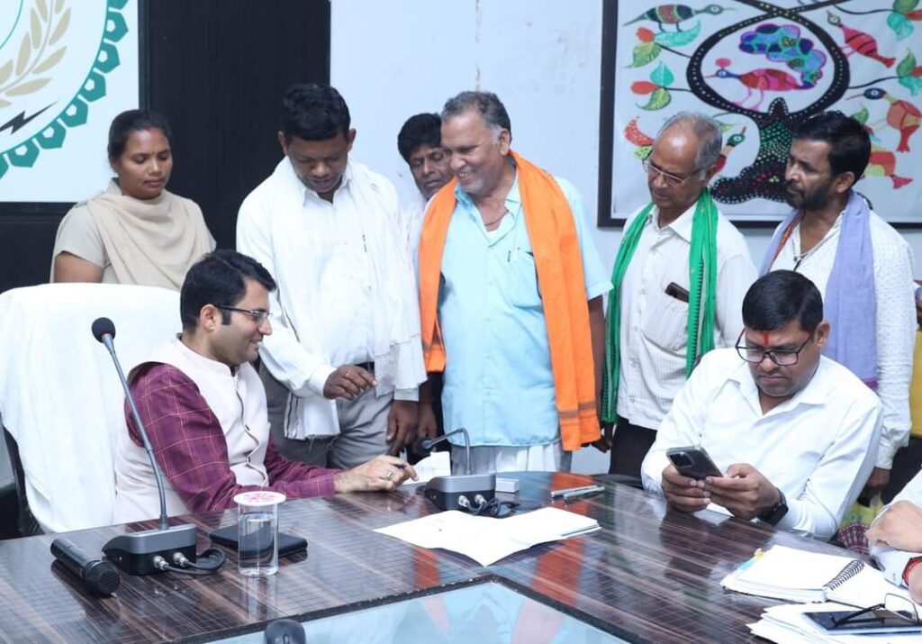 कलेक्टर जनदर्शन पुन: प्रारंभ, जिले के विभिन्न क्षेत्रों से पहुंचे जनसामान्य 3 1001194327