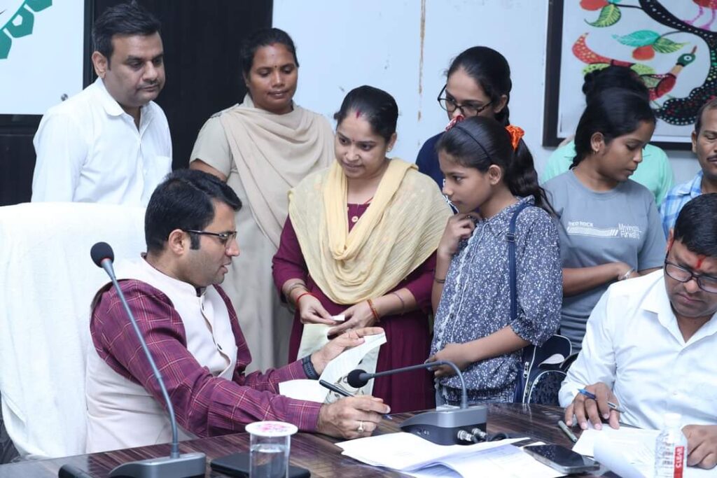 कलेक्टर जनदर्शन पुन: प्रारंभ, जिले के विभिन्न क्षेत्रों से पहुंचे जनसामान्य 2 1001194331