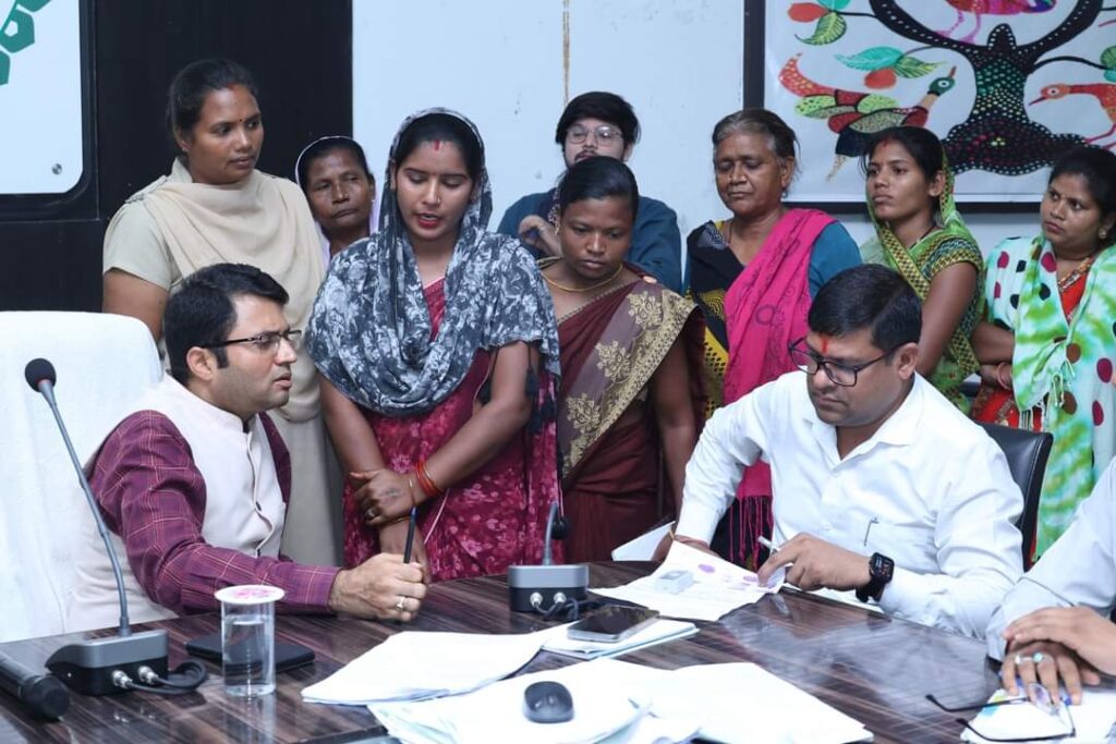 कलेक्टर जनदर्शन पुन: प्रारंभ, जिले के विभिन्न क्षेत्रों से पहुंचे जनसामान्य 1 1001194332