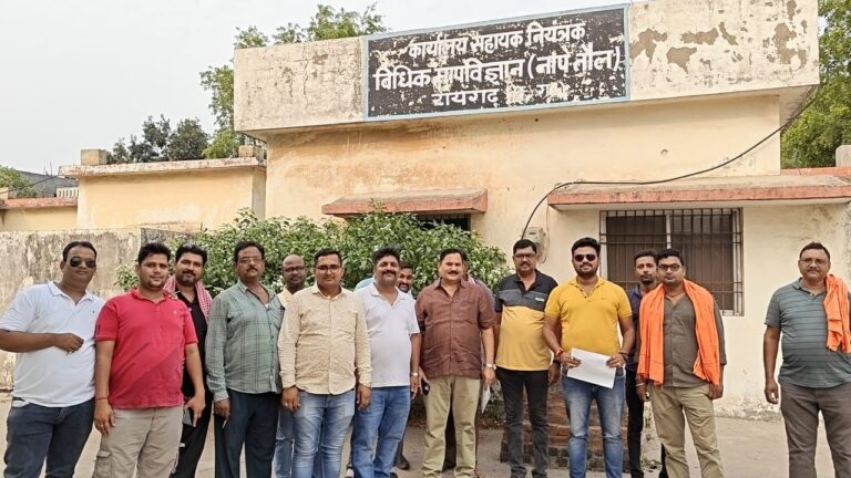 कोयला शॉर्टेज के संबंध में ट्रेलर मालिक संघ के सदस्य ने दिया एस. ई.सी. एल. और नाप तोल विभाग को ज्ञापन 1 1001197485