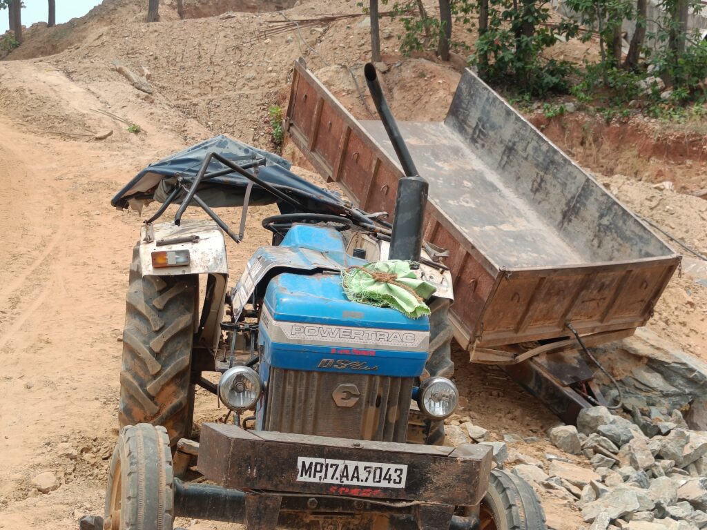 शिवम कंस्ट्रक्शन द्वारा मनमाने तरीके से किया जा रहा है काम कृषि कार्य उपयोग की गाड़ी से किया जा रहा परिवहन का जोखिम भरा कार्य,ट्रेक्टर पलटी तो खुला पोल* 2 1001214922