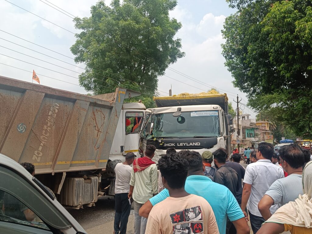 विनायक कंस्ट्रक्शन और फ्लाई एस परिवहन की गाड़ियां आपस में टकराई आखिर ओवरलोड फ्लाईऐश की गाड़ियों पर अंकुश लगाने में स्थानीय प्रशासन सहित परिवहन विभाग क्यों है मौन?? 1 1001225585