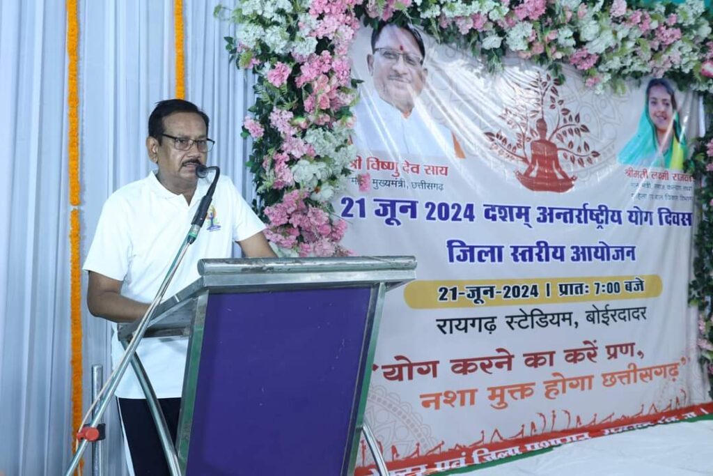 स्वस्थ तन-मन के लिए योगाभ्यास की हमारी प्राचीन विरासत को आज पूरी दुनिया अपना रही-राज्यसभा सांसद श्री देवेन्द्र प्रताप सिंह 1 1001226330
