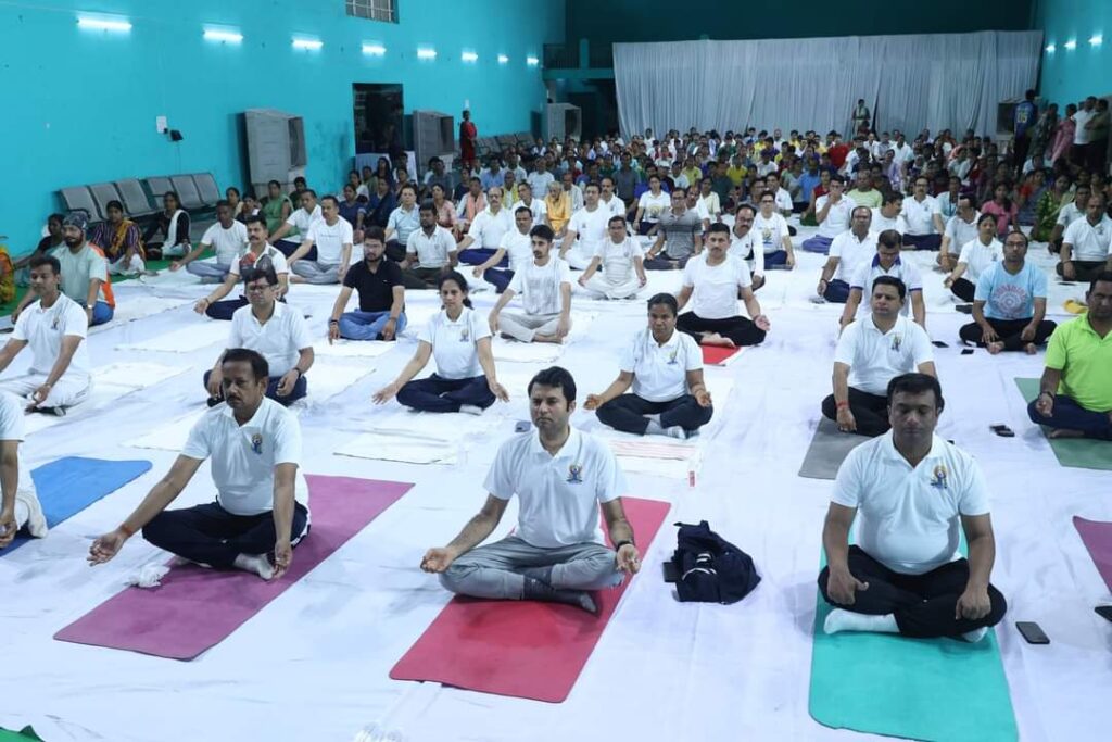 स्वस्थ तन-मन के लिए योगाभ्यास की हमारी प्राचीन विरासत को आज पूरी दुनिया अपना रही-राज्यसभा सांसद श्री देवेन्द्र प्रताप सिंह 2 1001226332